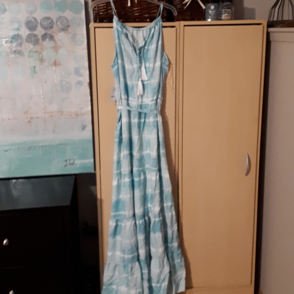 Cute flowy maxi dress!! - Picture 3 of 3
